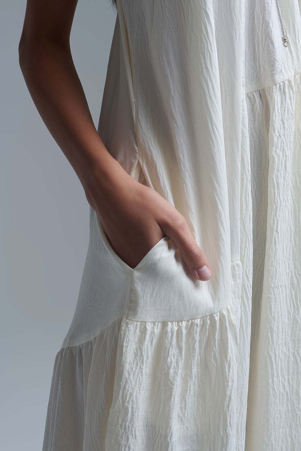 Robe longue à col licou et coutures apparentes en crème
