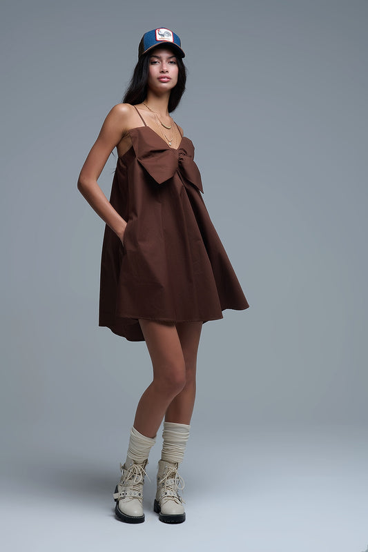 Mini robe en popeline marron avec un gros nœud