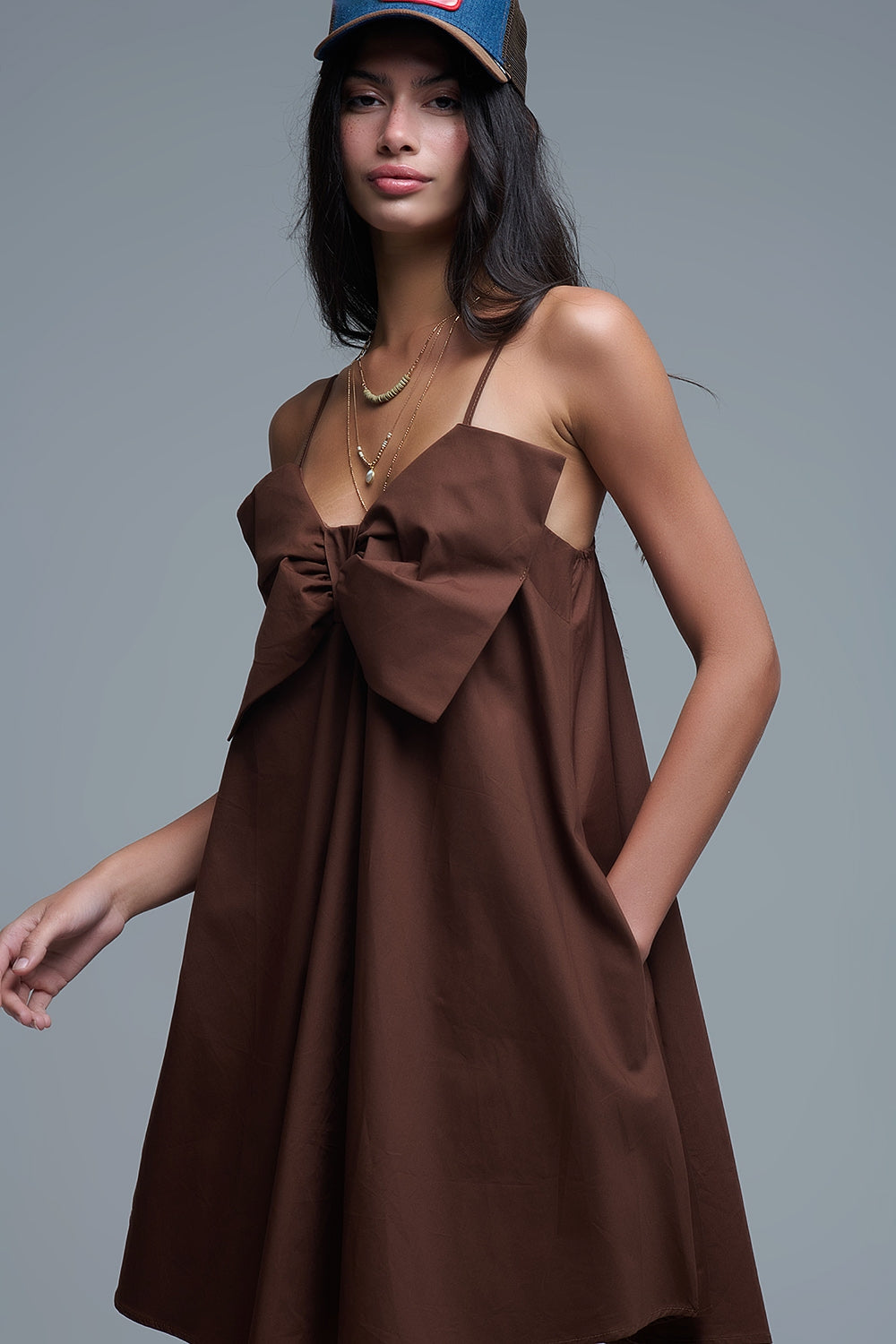Mini robe en popeline marron avec un gros nœud