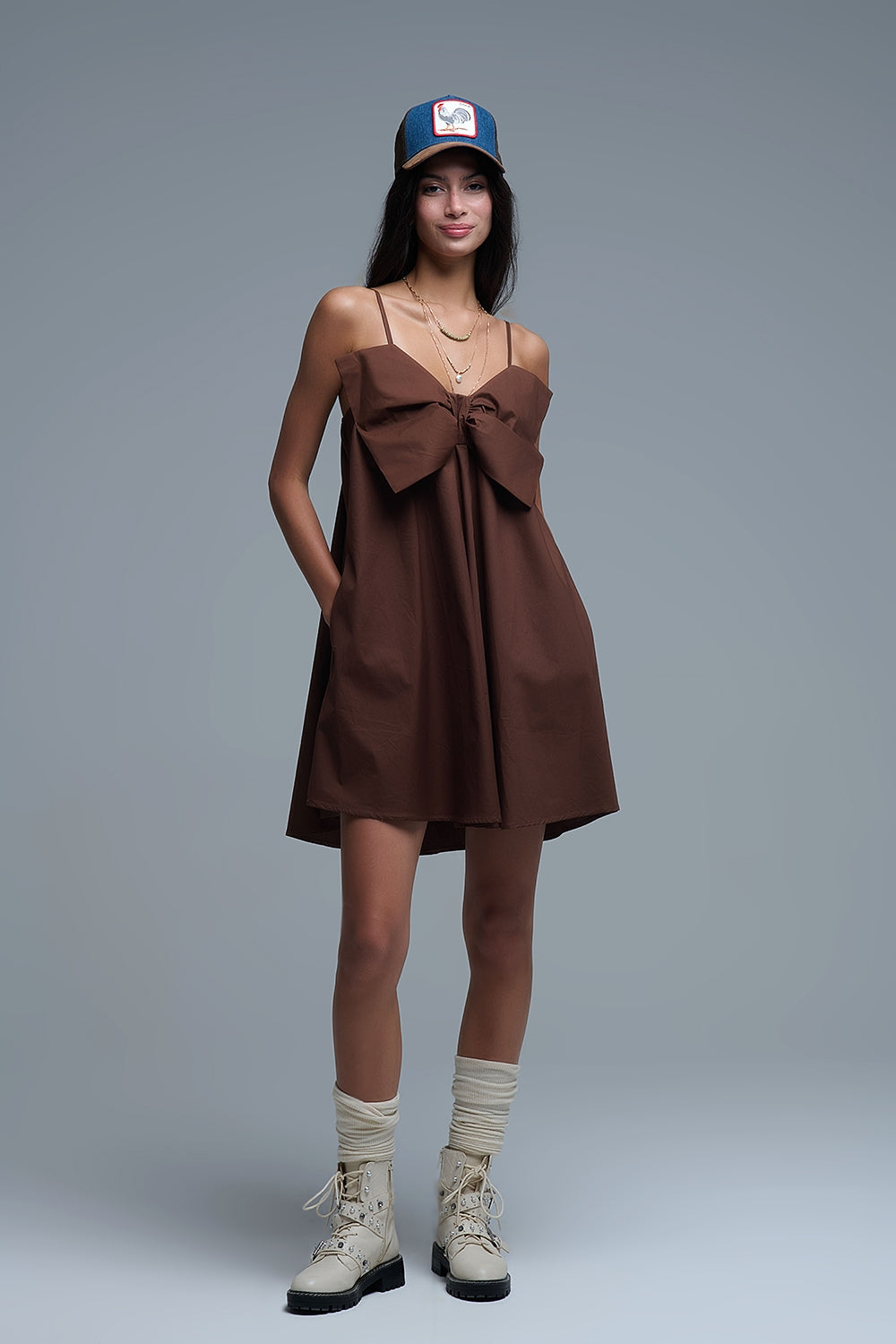 Mini robe en popeline marron avec un gros nœud