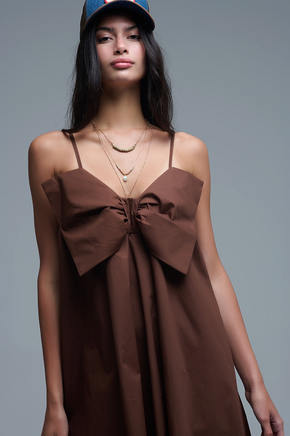 Mini robe en popeline marron avec un gros nœud