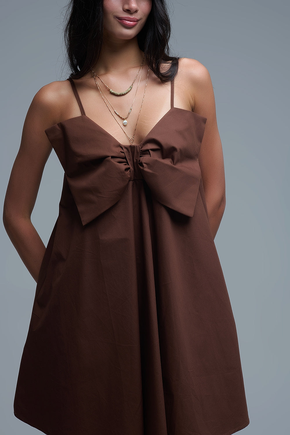 Mini robe en popeline marron avec un gros nœud