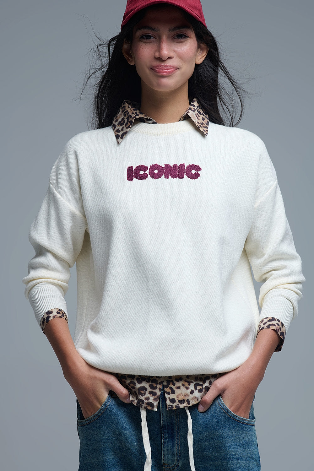 Pull ICONIC brodé avec imprimé Global Tour dans le dos en crème