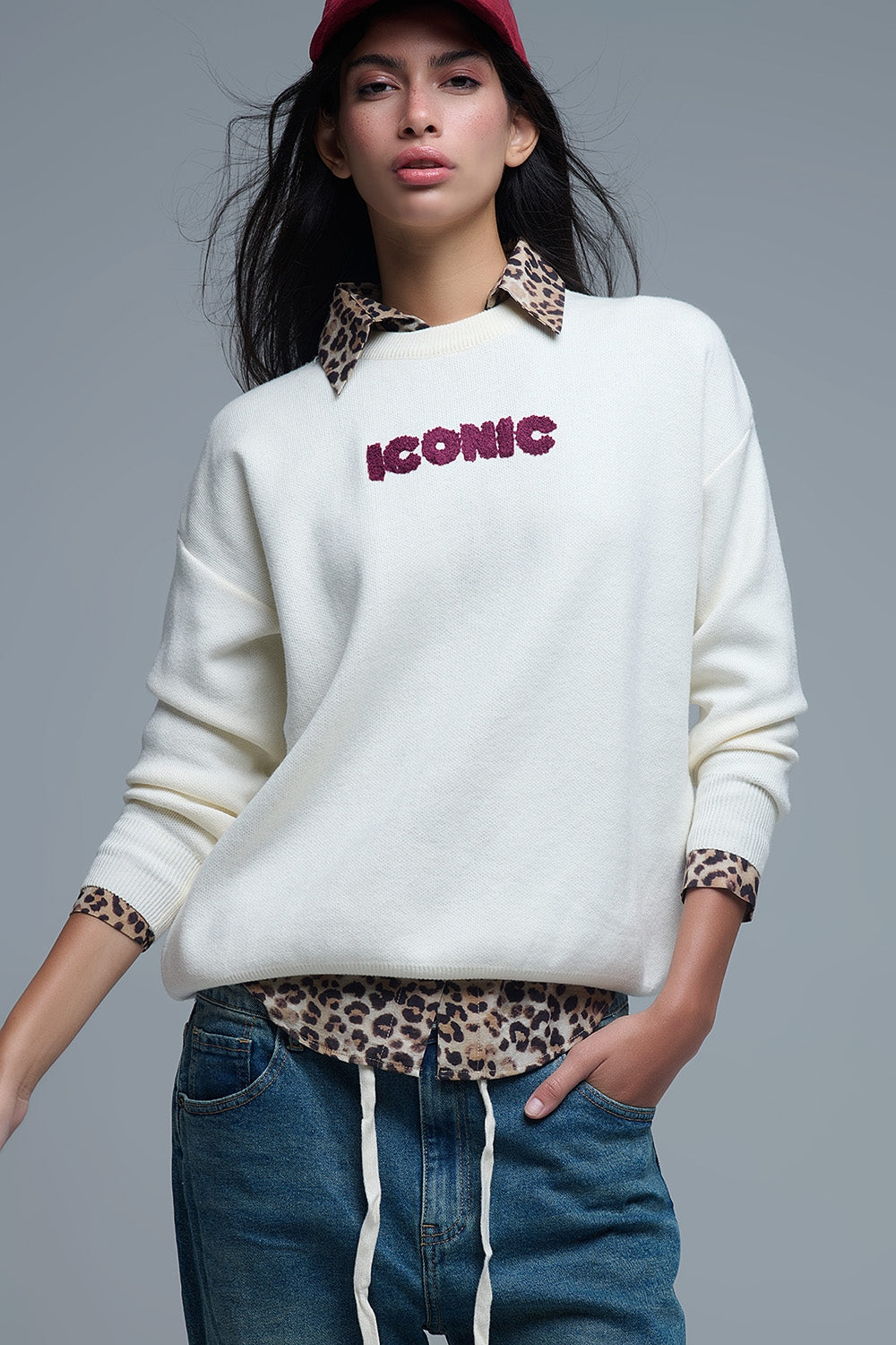 Pull ICONIC brodé avec imprimé Global Tour dans le dos en crème