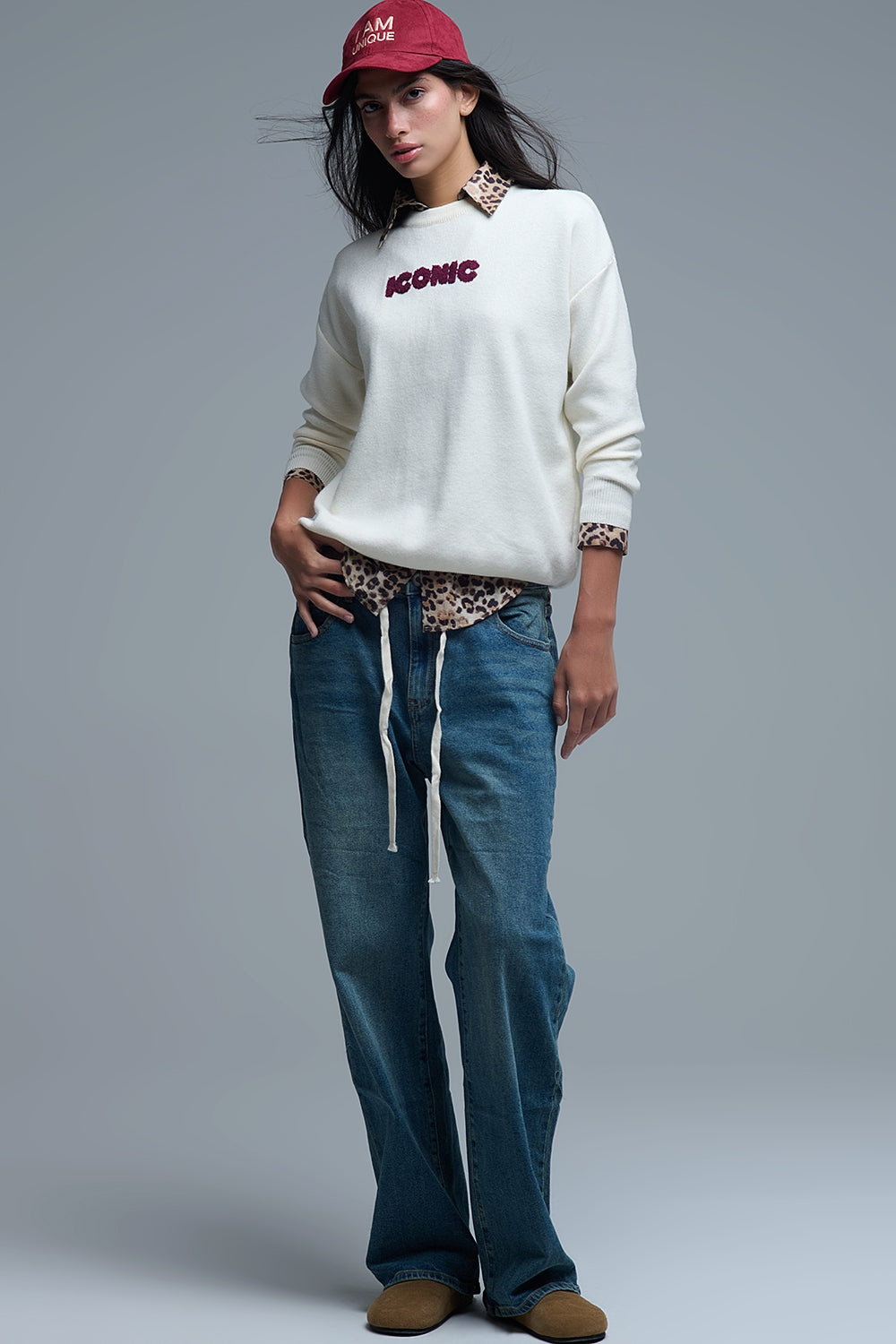 Pull ICONIC brodé avec imprimé Global Tour dans le dos en crème