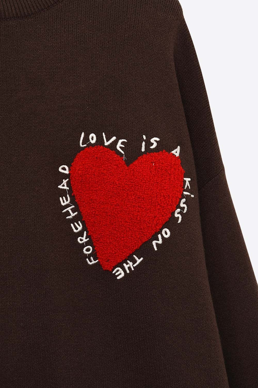 Sweatshirt tricoté avec texte et cœur brodé en marron