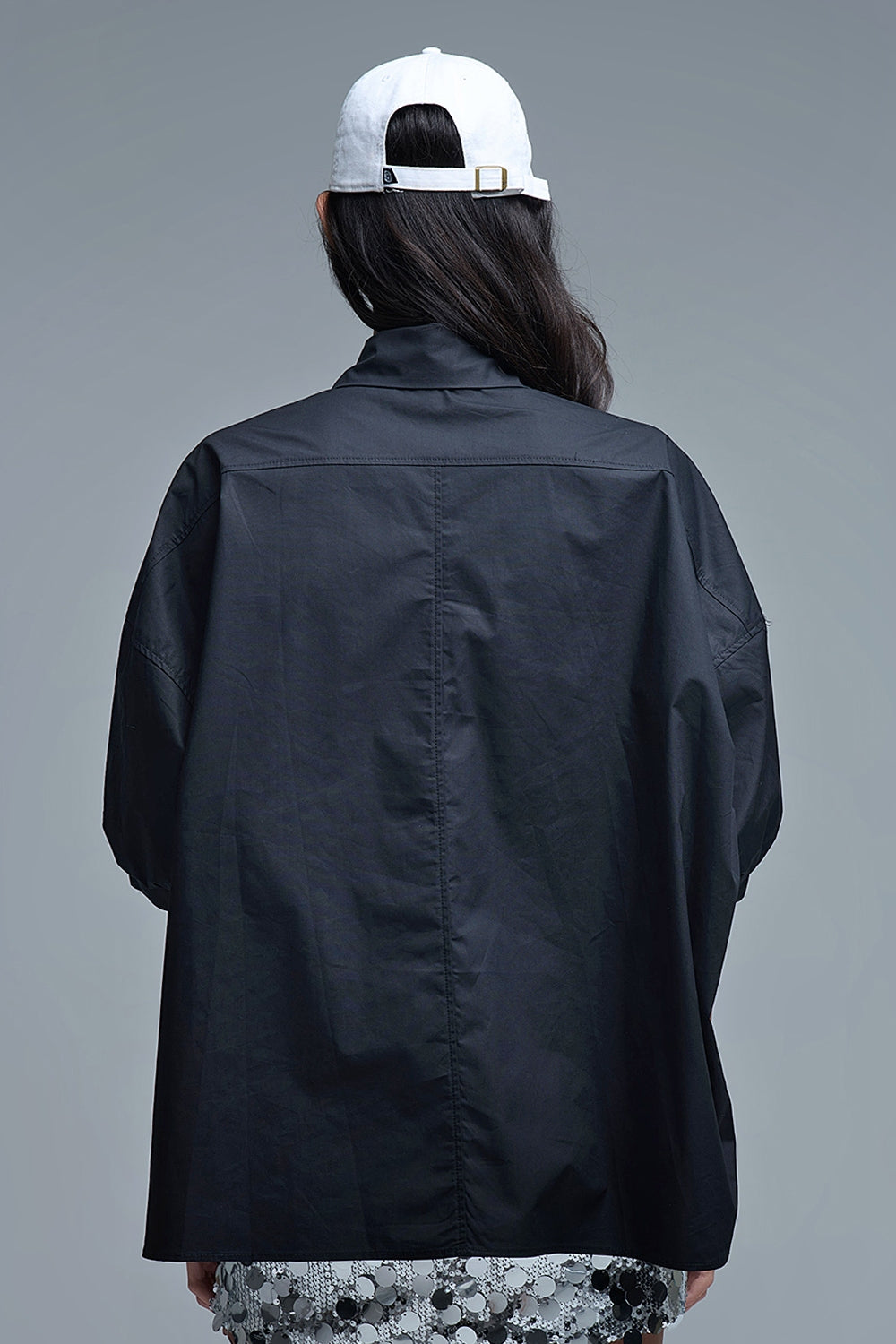 Chemise décontractée en popeline à manches 3/4 avec détails de boutons en noir