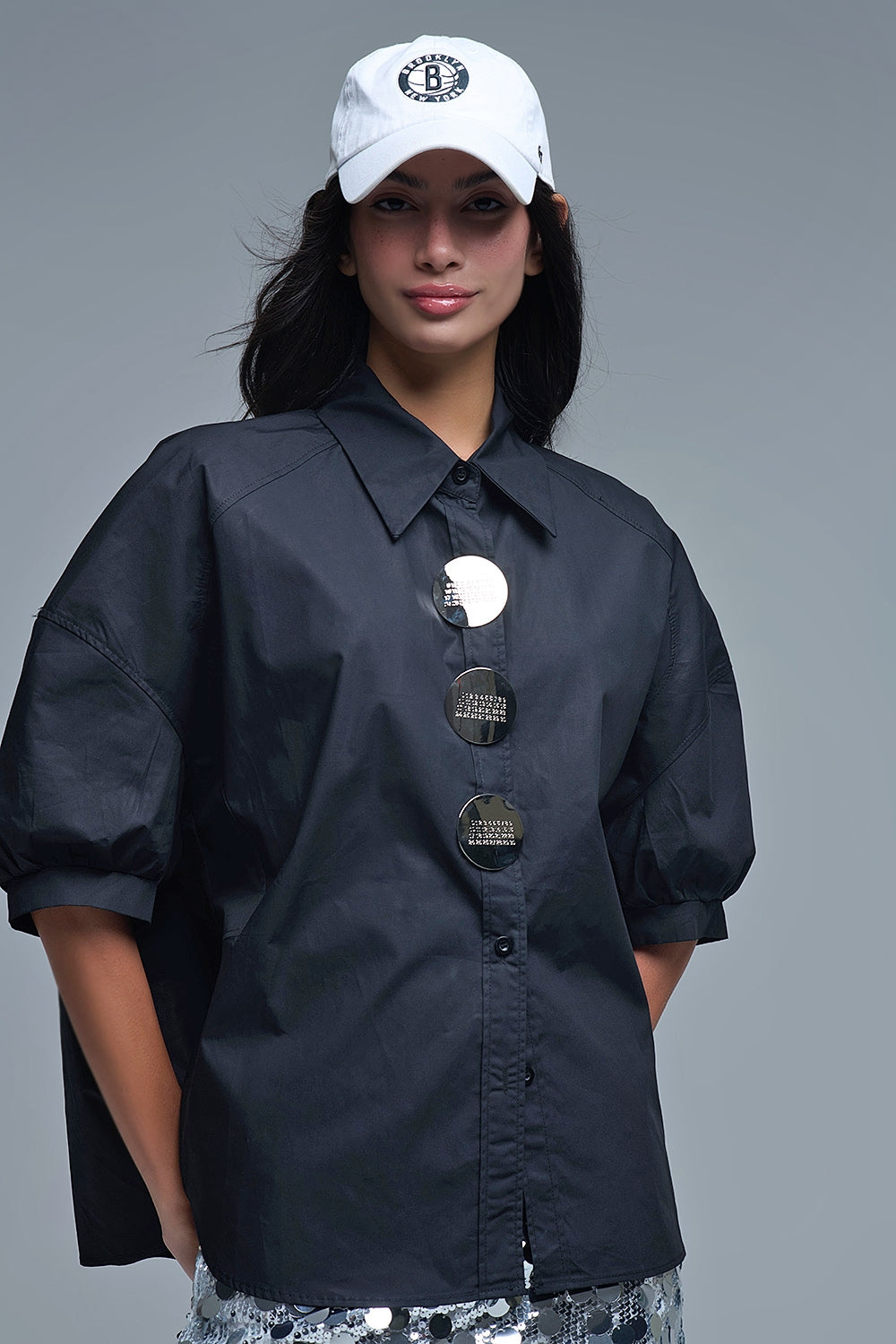 Chemise décontractée en popeline à manches 3/4 avec détails de boutons en noir
