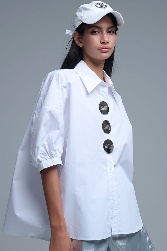 Chemise décontractée en popeline à manches 3/4 avec détails de boutons en blanc
