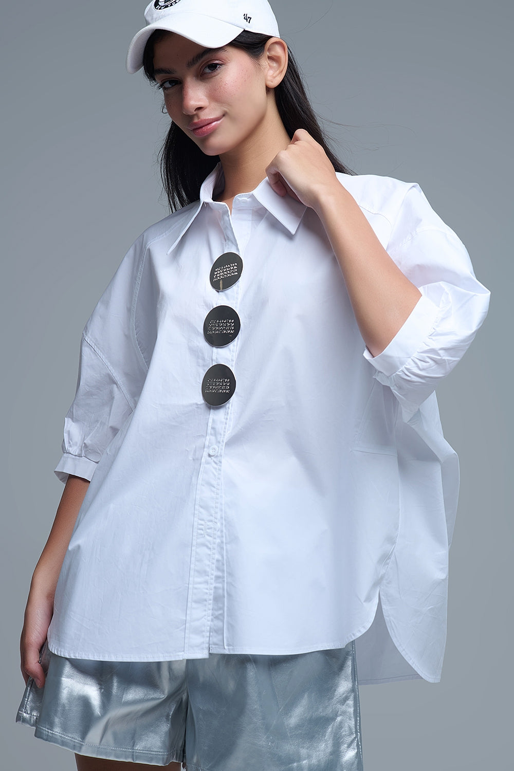 Chemise décontractée en popeline à manches 3/4 avec détails de boutons en blanc