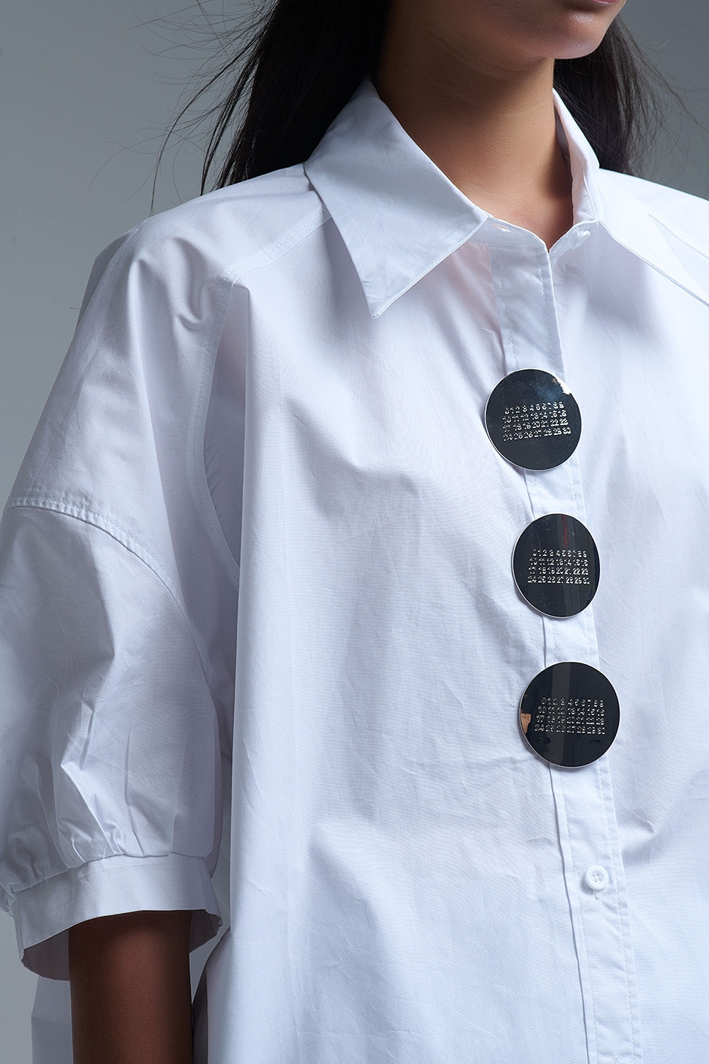 Chemise décontractée en popeline à manches 3/4 avec détails de boutons en blanc