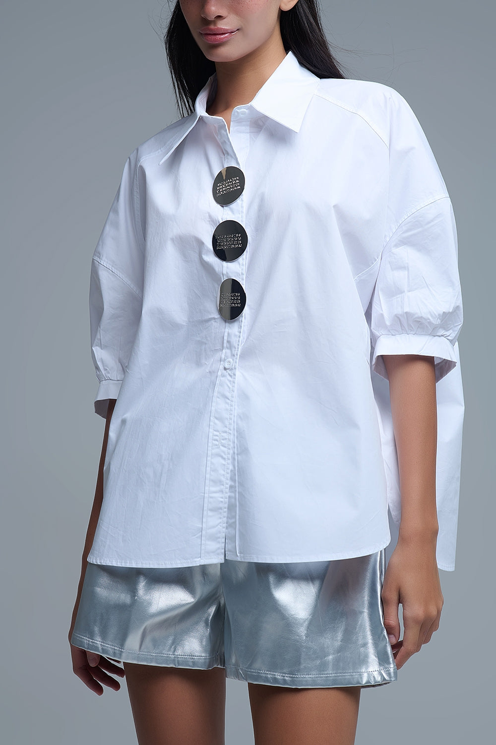 Chemise décontractée en popeline à manches 3/4 avec détails de boutons en blanc