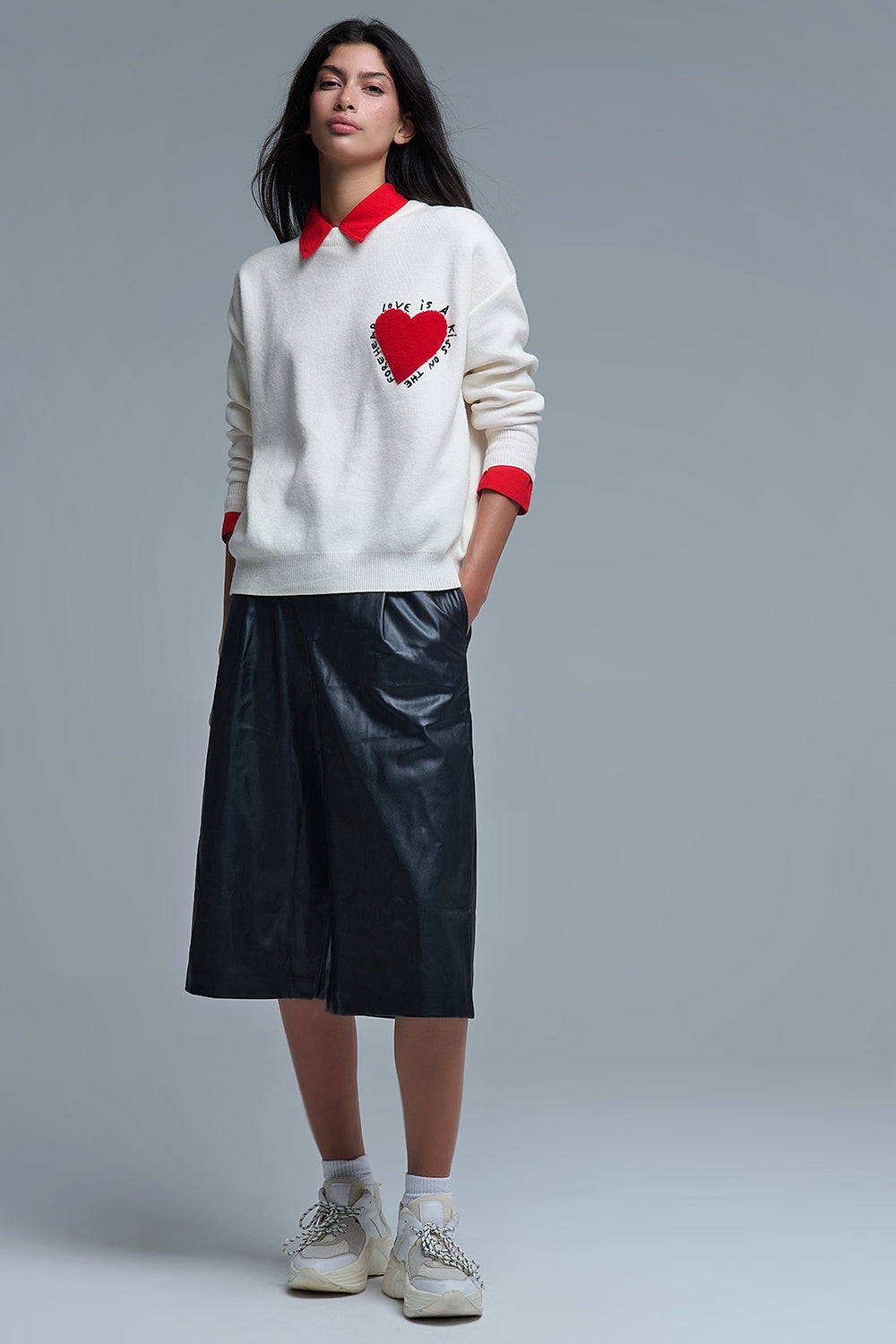 Sweatshirt tricoté avec texte et cœur brodé en crème