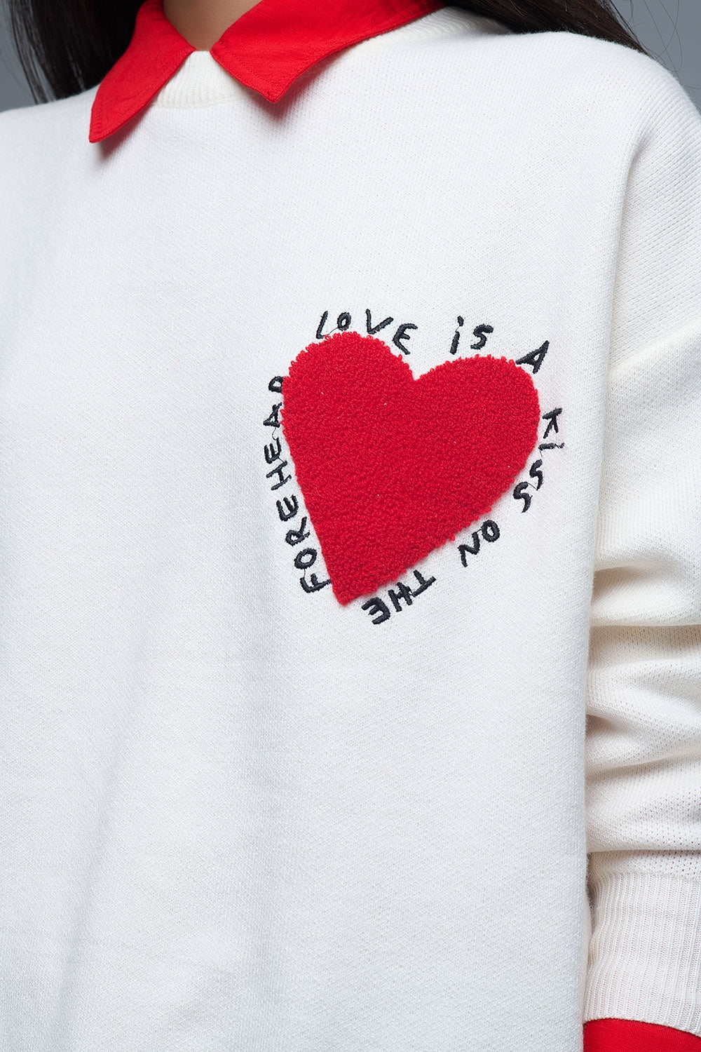 Sweatshirt tricoté avec texte et cœur brodé en crème