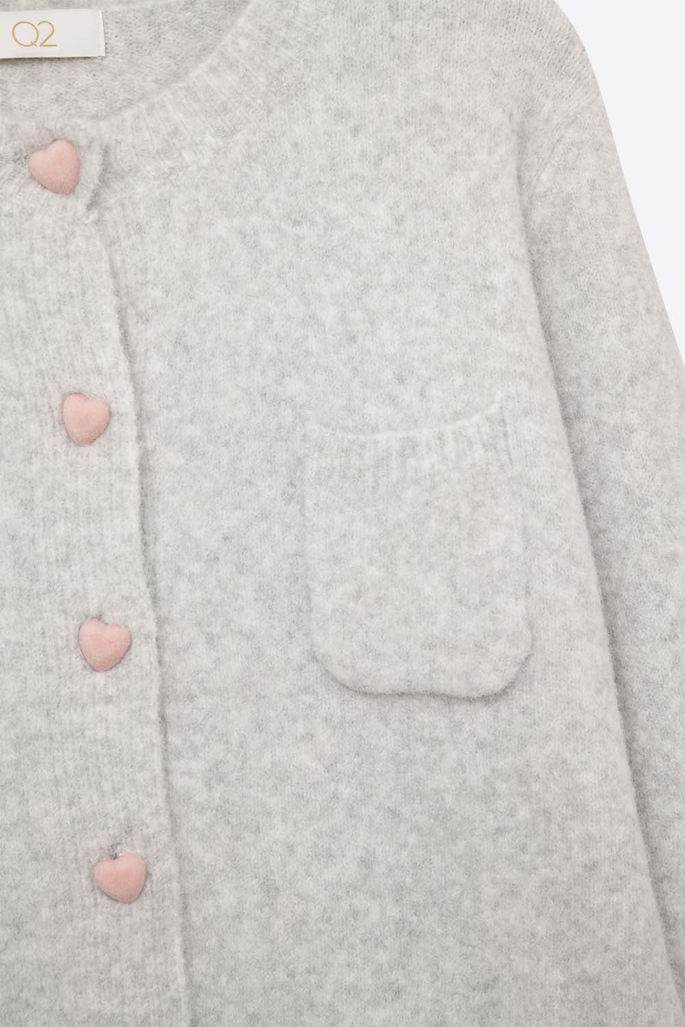 Cardigan gris duveteux avec boutons en forme de cœur