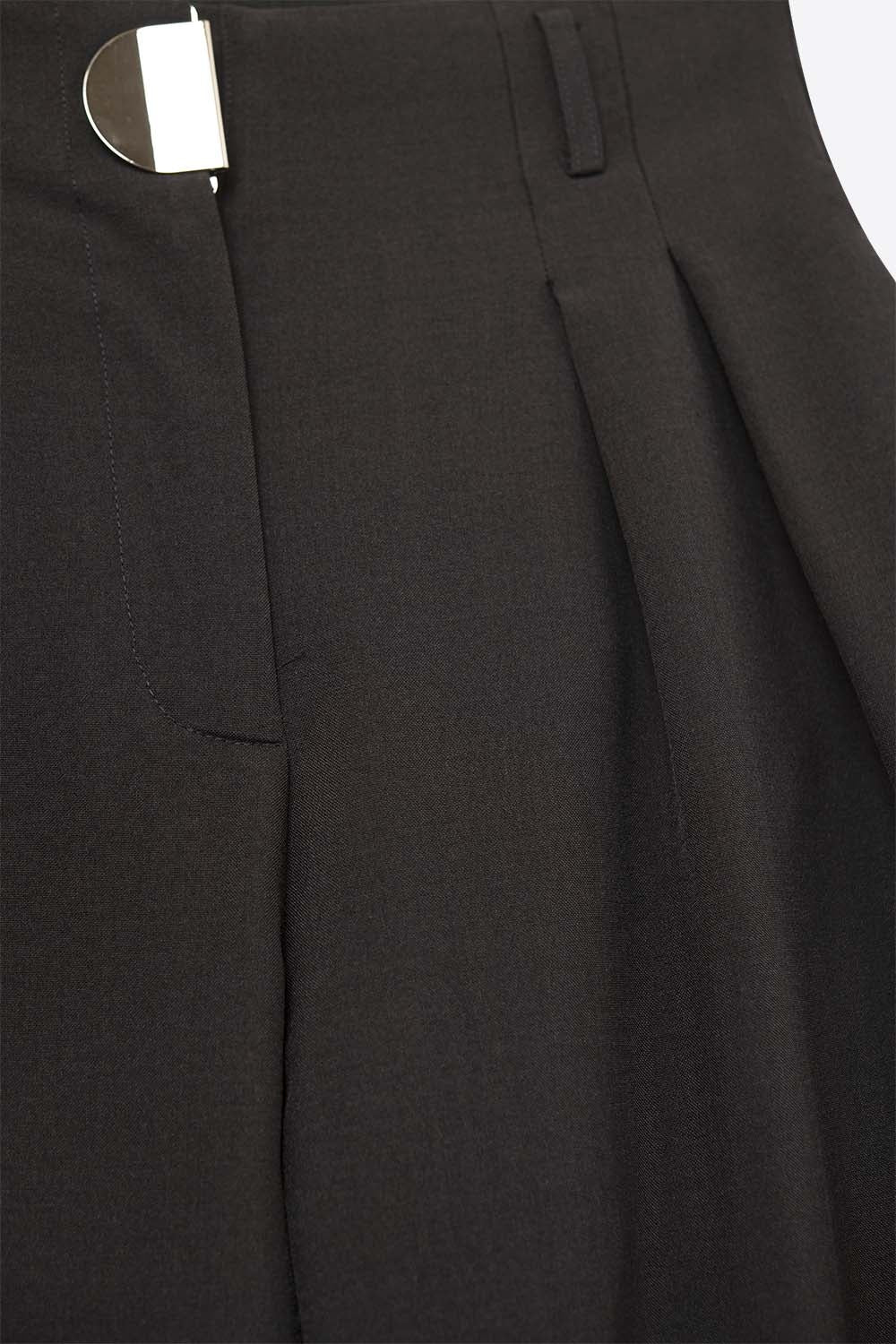 Pantalon large noir à plis avec boucle en métal