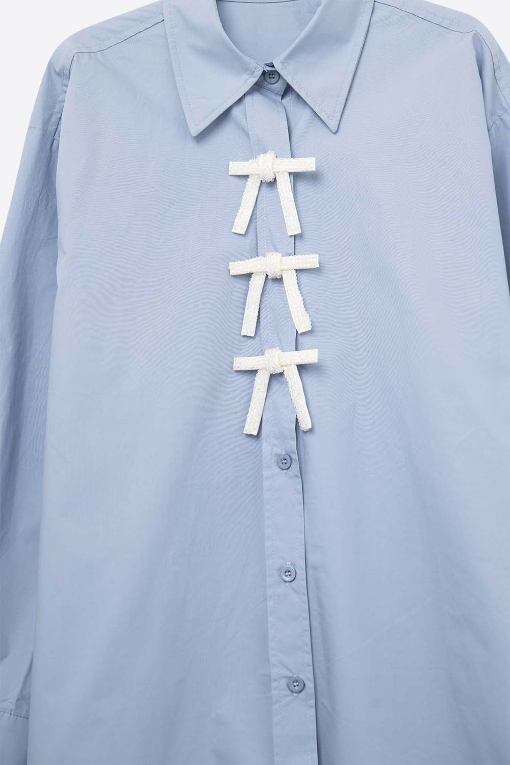 Chemise en popeline surdimensionnée bleue avec boutons en perles blanches
