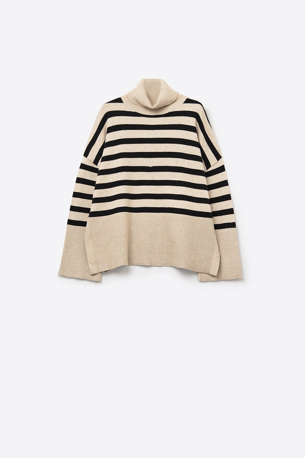 Pull beige à col roulé surdimensionné avec des rayures noires et des fentes sur le côté