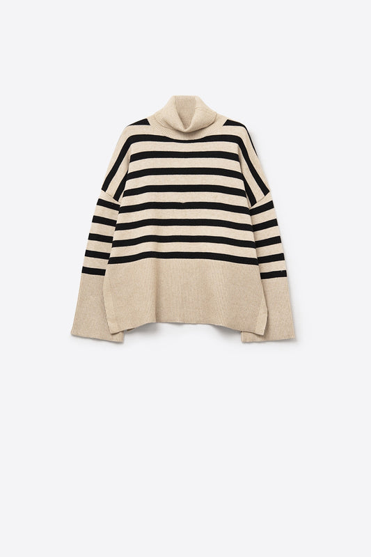 Pull beige à col roulé surdimensionné avec des rayures noires et des fentes sur le côté