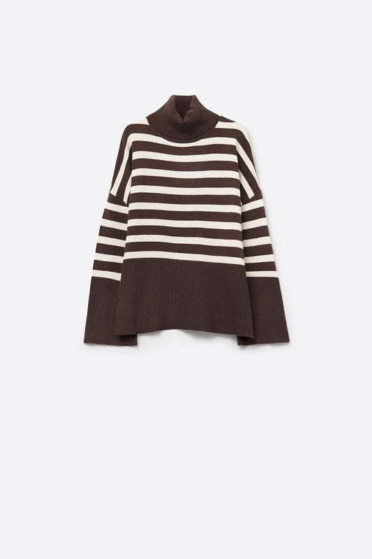 Pull à col roulé surdimensionné marron avec des rayures blanches et des fentes sur le côté