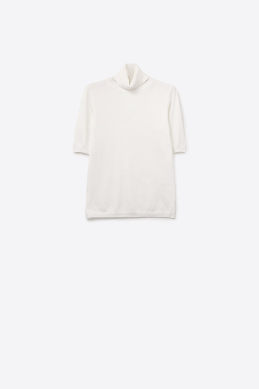 Pull en fine maille blanche à col montant et manches coudées