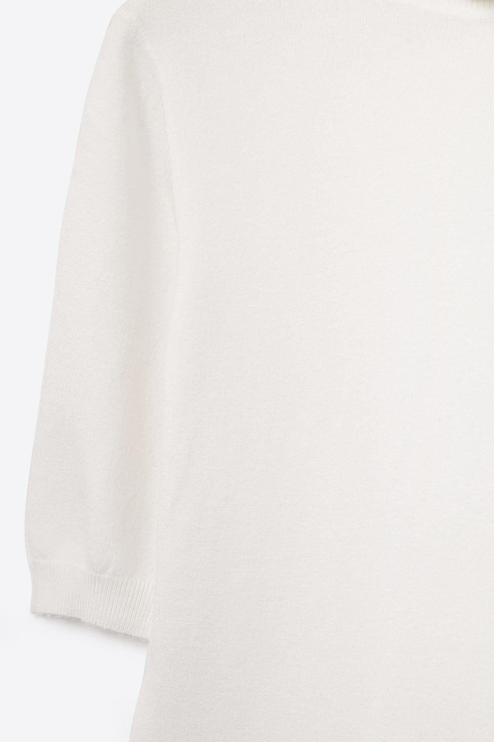 Pull en fine maille blanche à col montant et manches coudées