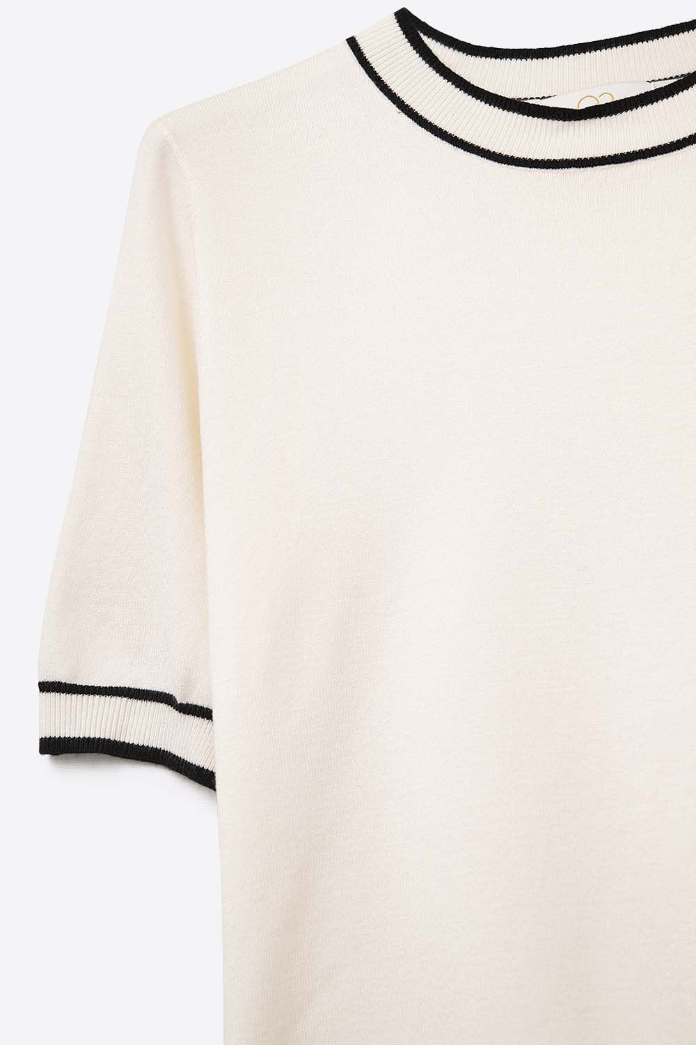 Pull blanc à manches courtes et lignes noires