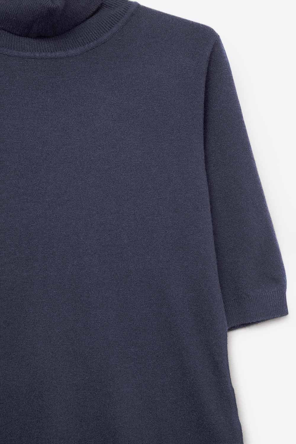 Pull en fine maille bleu marine avec col montant et manches coudées