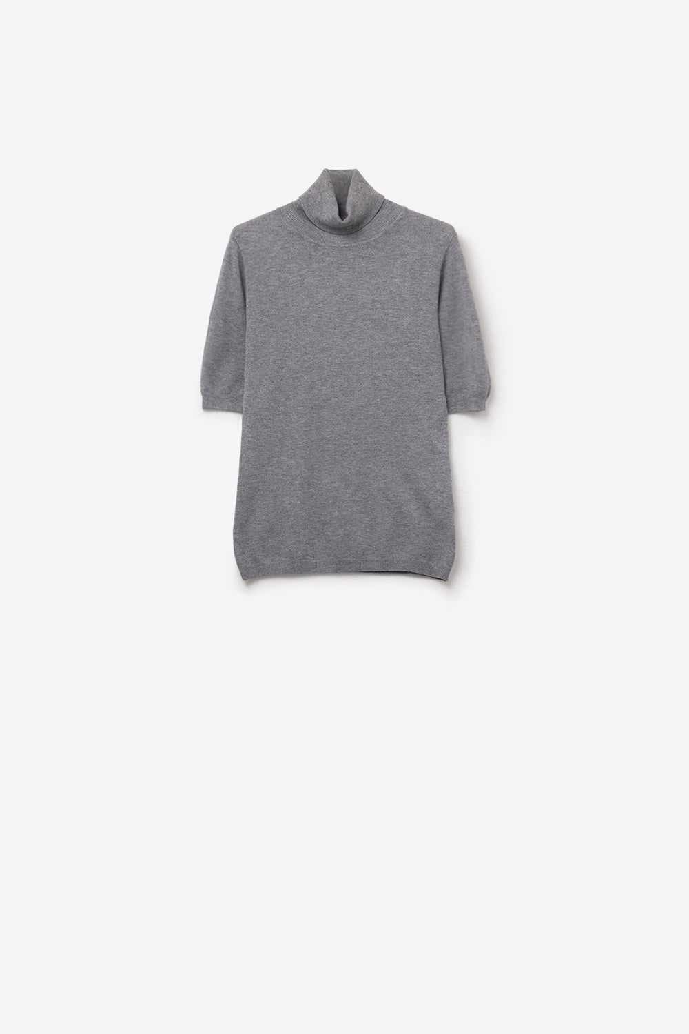 Pull en maille fine de couleur grise avec un col montant et des manches coudées