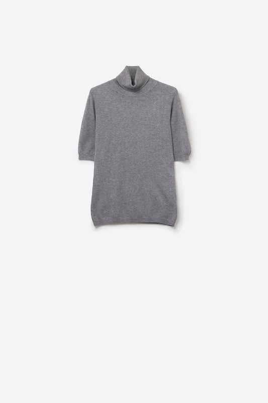 Pull en maille fine de couleur grise avec un col montant et des manches coudées