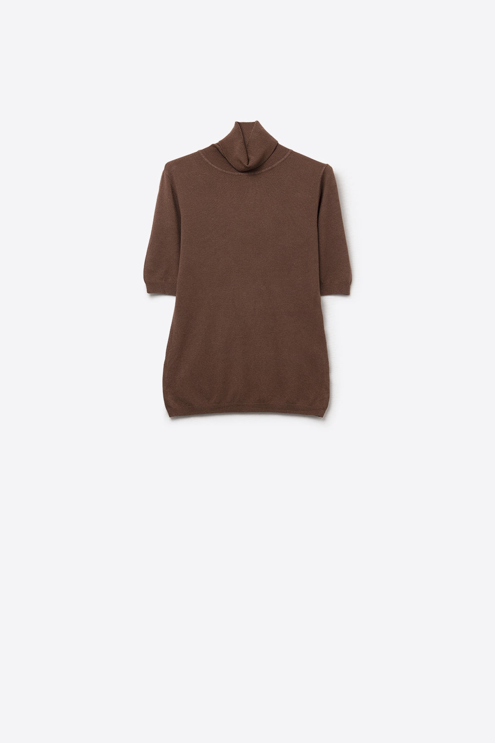 Pull en fine maille marron à col montant et manches coudées