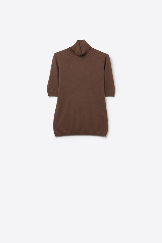 Pull en fine maille marron à col montant et manches coudées