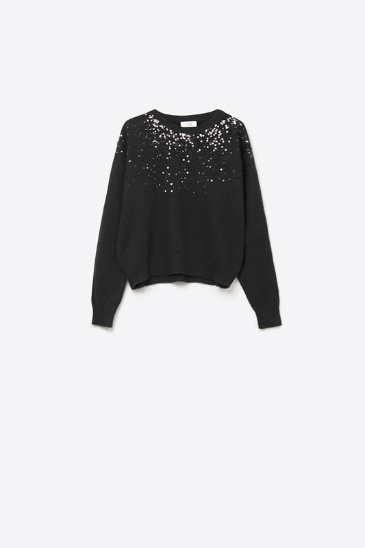 pull noir en maille douce orné de paillettes sur le devant