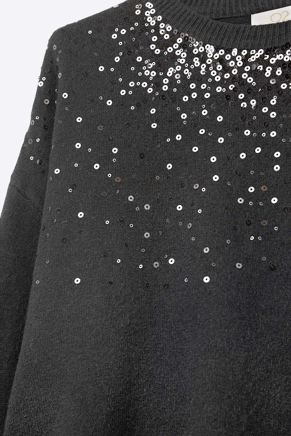 pull noir en maille douce orné de paillettes sur le devant