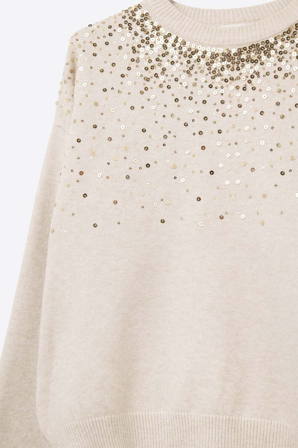 Pull en maille douce crème orné de paillettes sur le devant