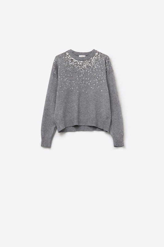 Pull gris en maille douce orné de paillettes sur le devant
