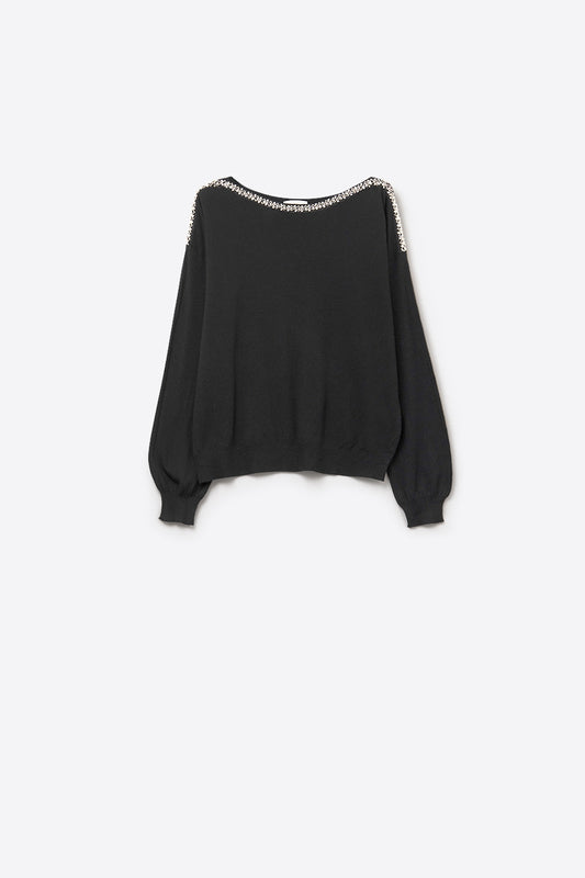 pull noir en maille fine avec un col bateau et des détails en strass