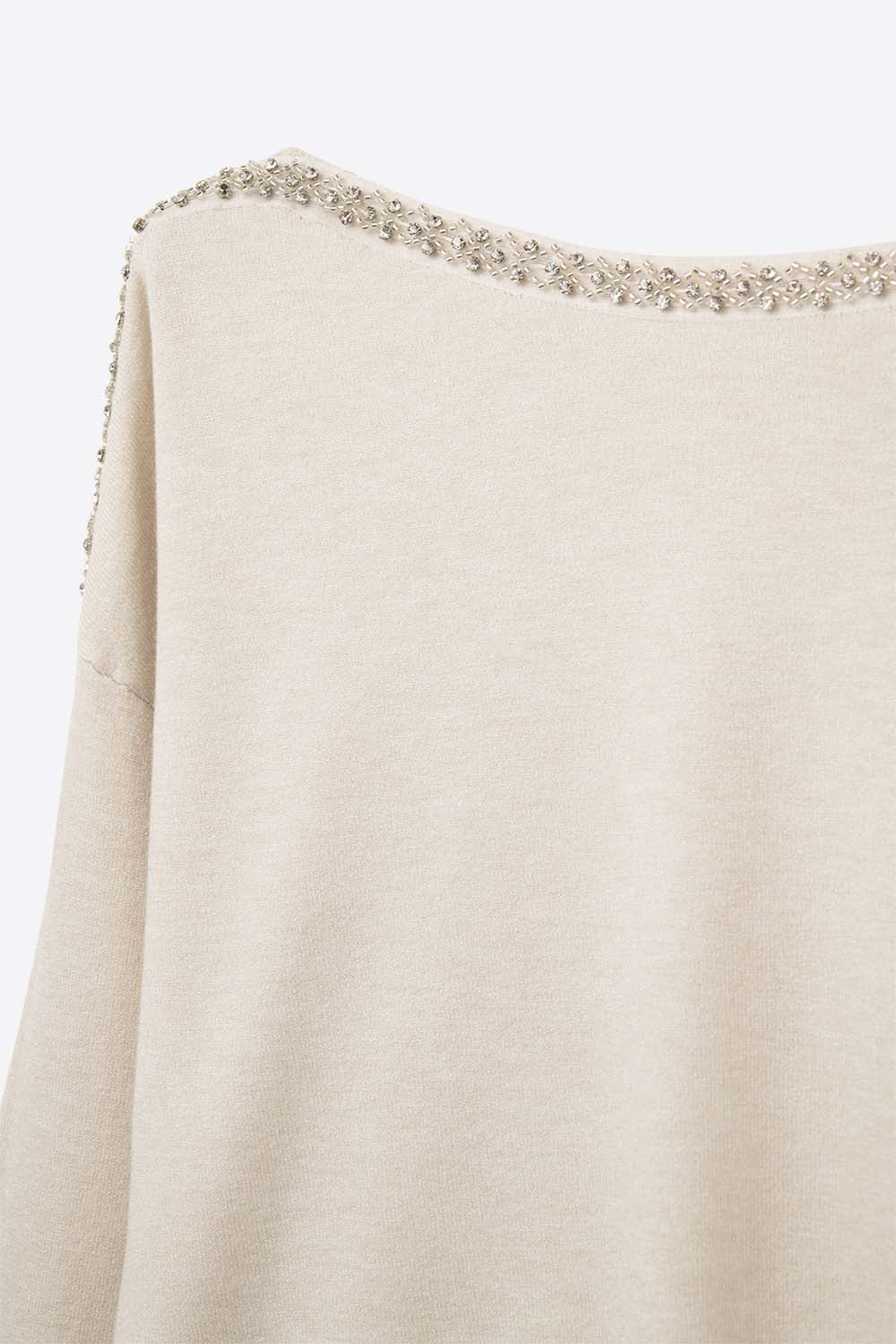 pull-over en maille fine de couleur crème avec col bateau et détails en strass