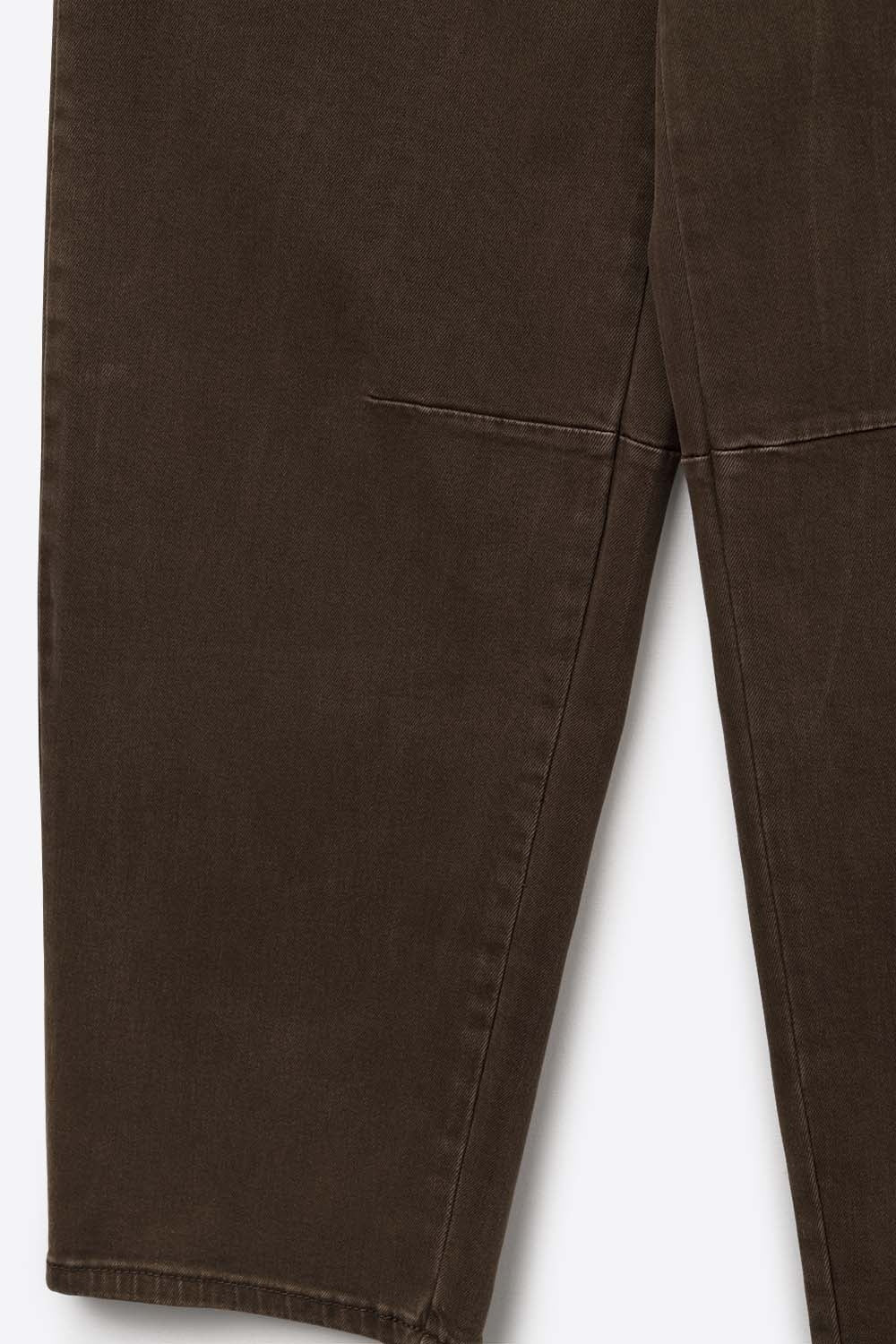 Jean stretch confortable avec jambe en tonneau en marron
