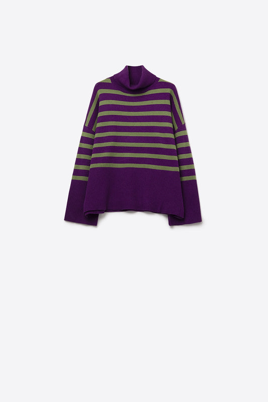 Pull violet à col roulé surdimensionné avec des rayures vertes et des fentes sur le côté
