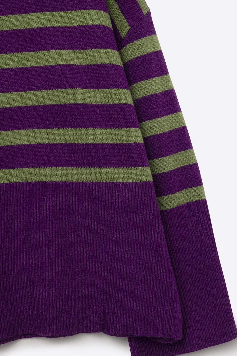 Pull violet à col roulé surdimensionné avec des rayures vertes et des fentes sur le côté