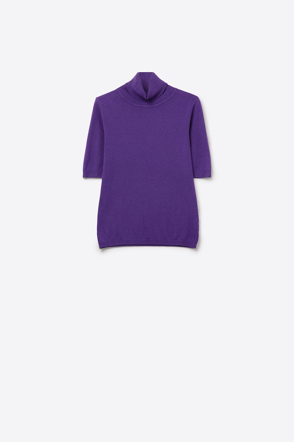 Pull en maille fine de couleur violette avec un col montant et des manches coudées