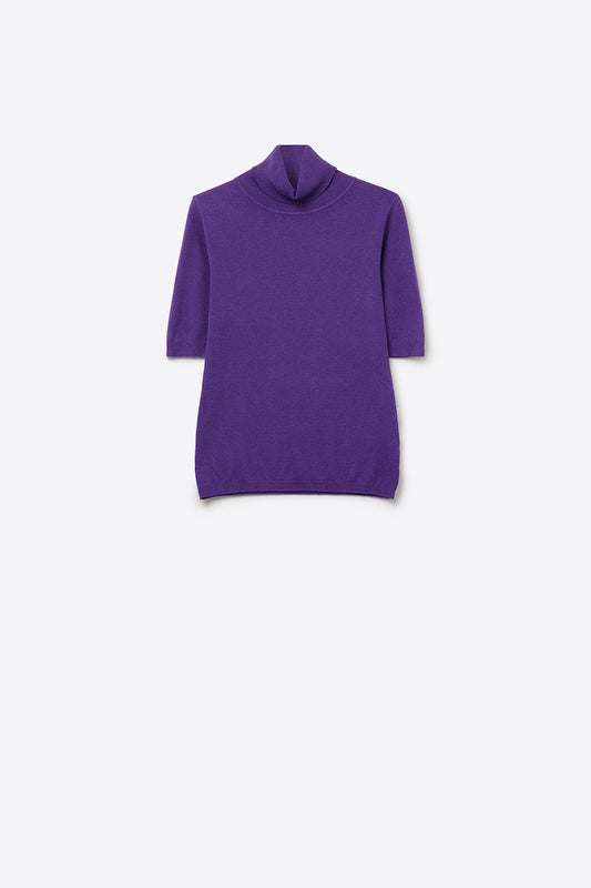 Pull en maille fine de couleur violette avec un col montant et des manches coudées