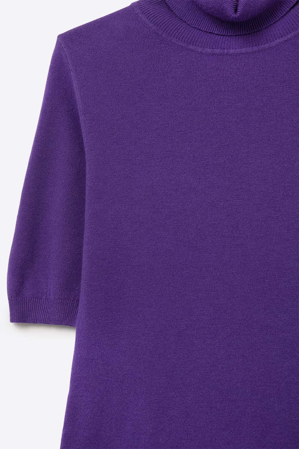 Pull en maille fine de couleur violette avec un col montant et des manches coudées