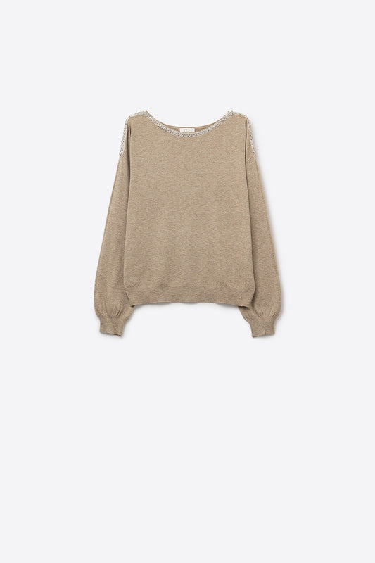 pull-over beige en maille fine avec col bateau et détails en strass