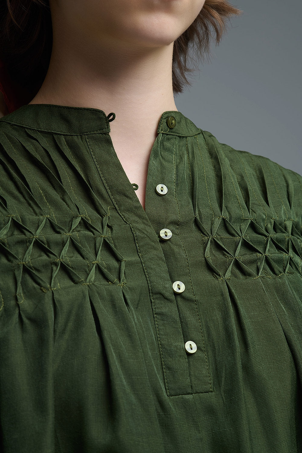 Chemisier vert décontracté de style bohème avec détails brodés