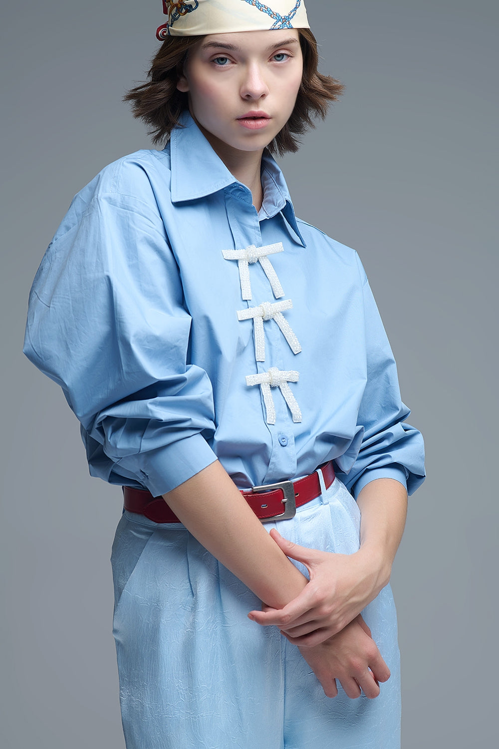 Chemise en popeline surdimensionnée bleue avec boutons en perles blanches