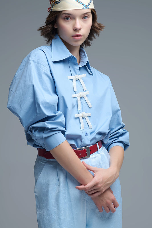 Chemise en popeline surdimensionnée bleue avec boutons en perles blanches