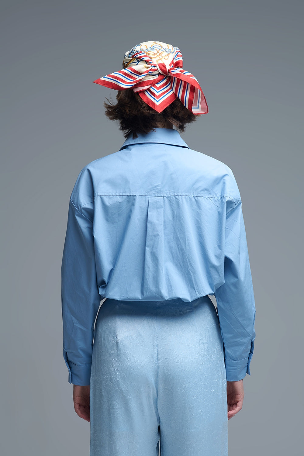 Chemise en popeline surdimensionnée bleue avec boutons en perles blanches