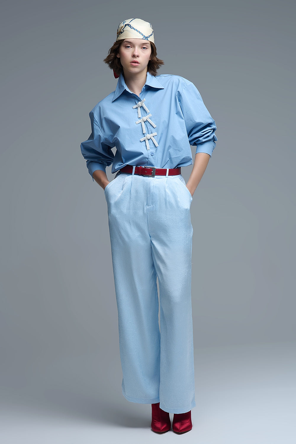 Chemise en popeline surdimensionnée bleue avec boutons en perles blanches